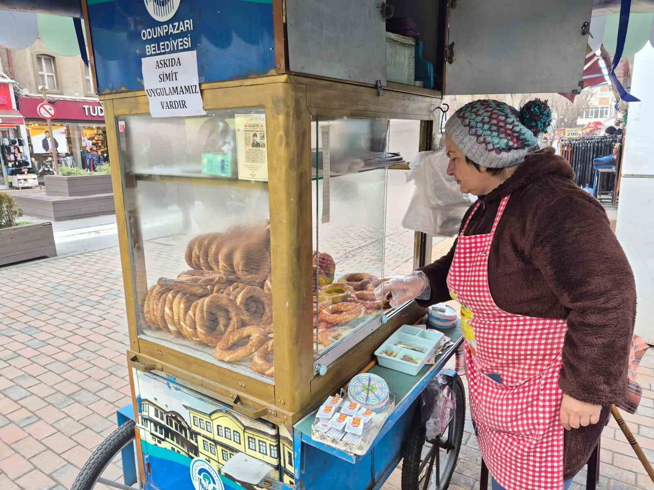 ESKİŞEHİR'DE ESNAF ELVAN DÖNMEZ, İHTİYAÇ SAHİPLERİ İÇİN BAŞLATTIĞI ASKIDA SİMİT UYGULAMASININ...