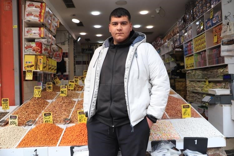 ESKİŞEHİR'DE ESNAF OLAN AHMET DÖNDER, KURUYEMİŞ ALIRKEN ÜRÜNÜN TADINA BAKILARAK NEMLİ VE ACI OLUP...