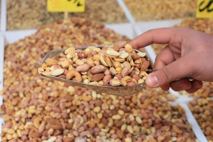 ESKİŞEHİR'DE ESNAF OLAN AHMET DÖNDER, KURUYEMİŞ ALIRKEN ÜRÜNÜN TADINA BAKILARAK NEMLİ VE ACI OLUP...