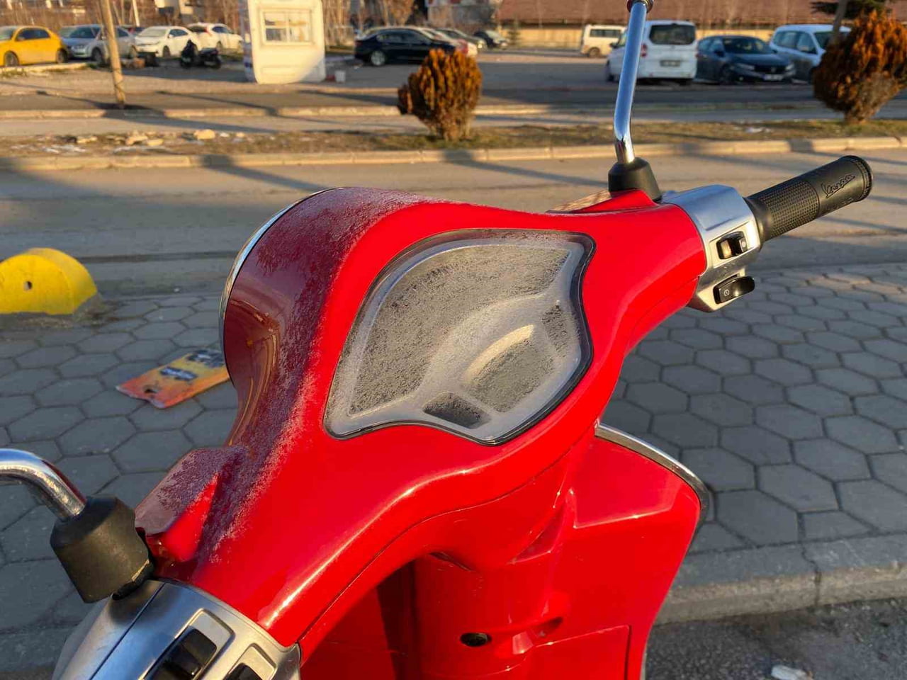 ESKİŞEHİR'DE HAVA SICAKLIĞININ SIFIR DERECENİN ALTINA DÜŞMESİ SONUCUNDA, PARK HALİNDEKİ OTOMOBİL...