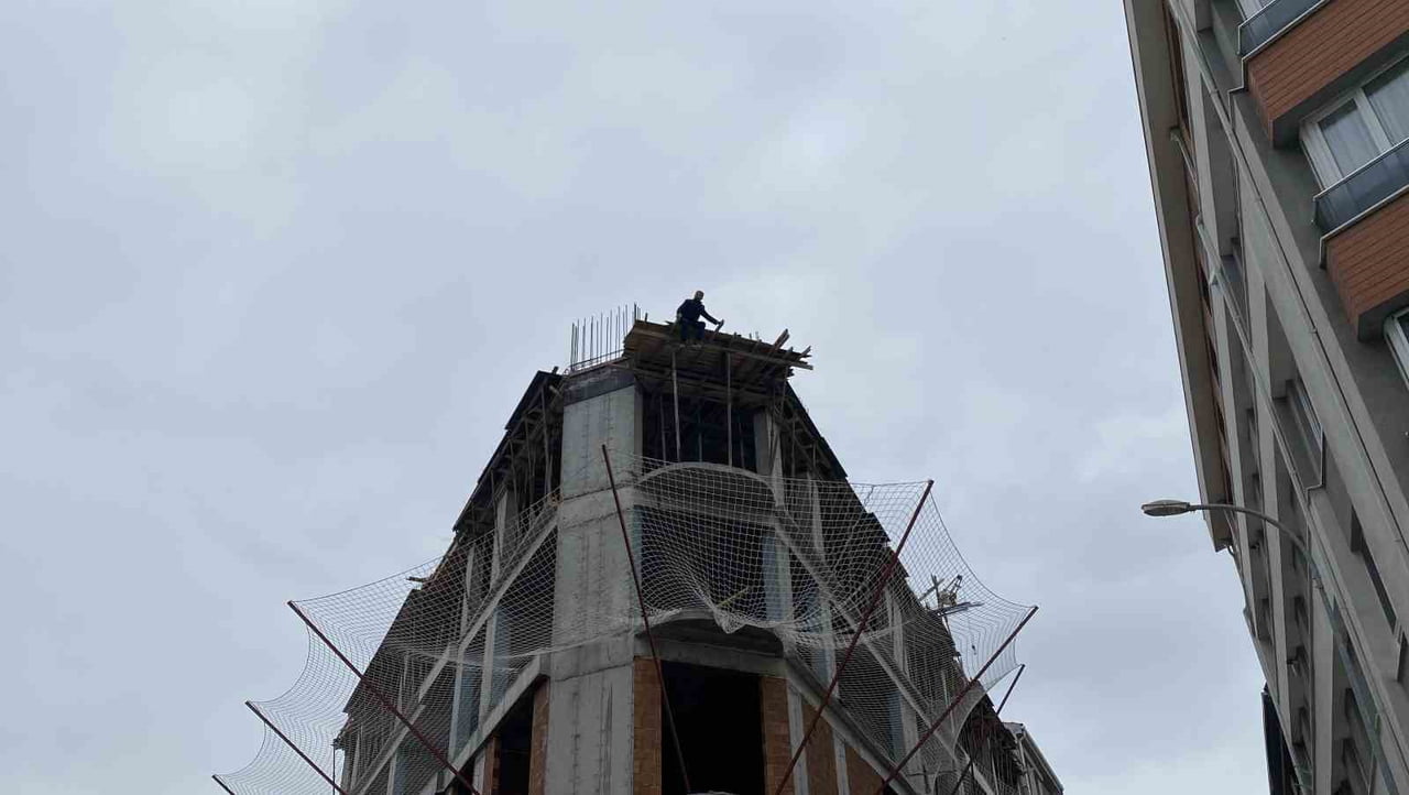 ESKİŞEHİR'DE İNŞAATIN 8'NCİ KATINDAN ATLAMAYA ÇALIŞAN ADAM, POLİS EKİPLERİ TARAFINDAN EŞİYLE...