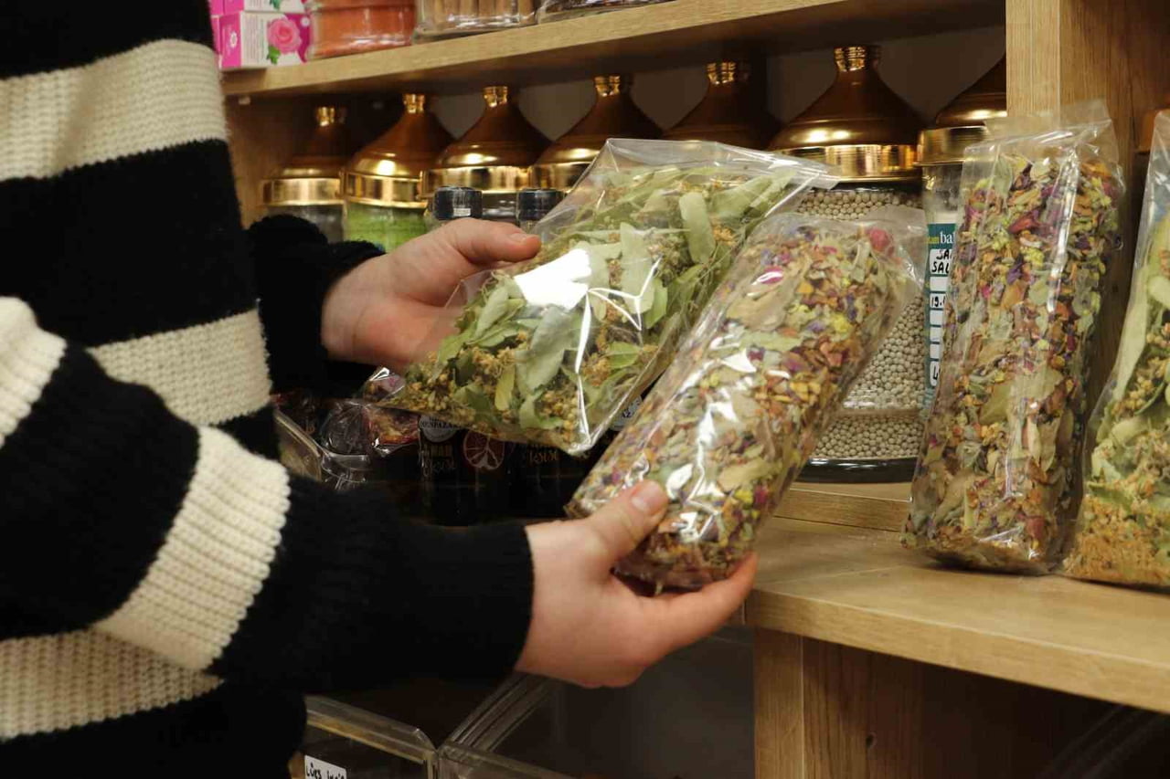 ESKİŞEHİR'DE KIŞ MEVSİMİNİN SERT YÜZÜNÜ GÖSTERMESİYLE BİRLİKTE VATANDAŞLARIN IHLAMUR, KUŞBURNU VE...