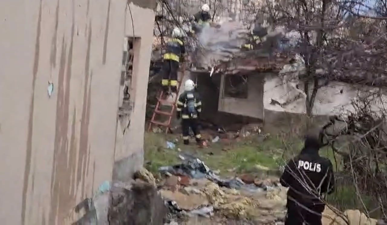 ESKİŞEHİR'DE METRUK BİR EVDE ÇIKAN YANGIN İTFAİYE EKİPLERİNCE SÖNDÜRÜLDÜ. BENZER OLAYLARIN SIKÇA...