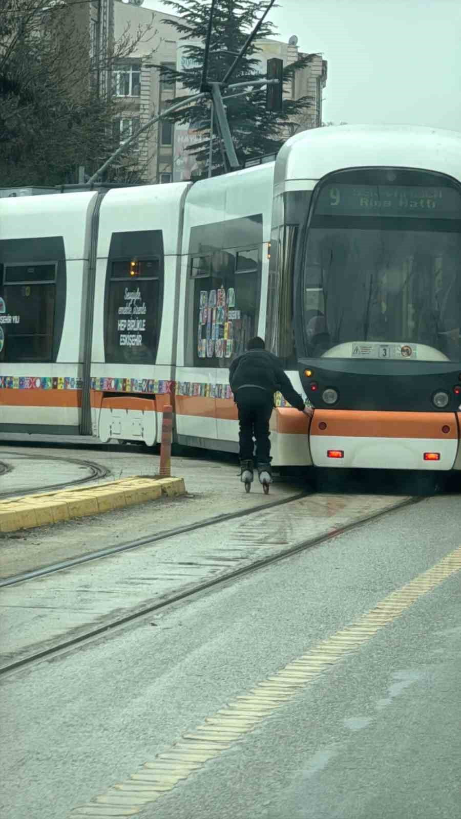 ESKİŞEHİR'DE TRAMVAYIN ARKASINA TUTUNARAK CANINI TEHLİKEYE ATAN PATENLİ ÇOCUK, GÖRENLERİ...