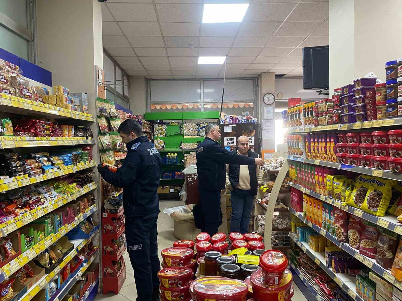 ESKİŞEHİR'İN İNÖNÜ İLÇESİ'NDE VATANDAŞLARIN GÜVENLİ VE HİJYENİK ŞARTLARDA ALIŞVERİŞ YAPABİLMESİ...