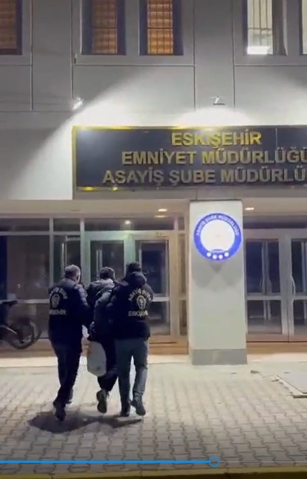 ESKİŞEHİR’DE 4 FARKLI OTODAN HIRSIZLIK OLAYI GERÇEKLEŞTİREN ZANLI, POLİSİN TAKİBİ SONUCU...