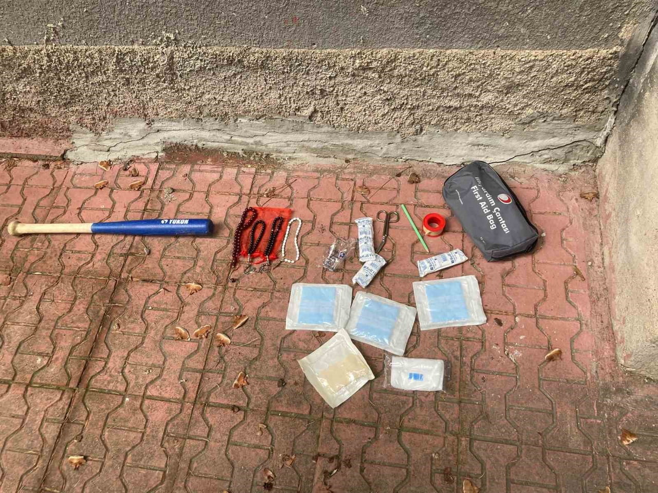 ESKİŞEHİR’DE 7 ARACIN CAMININ KIRIP BAZILARINDAN HIRSIZLIK YAPAN YAŞI KÜÇÜK B1 ŞÜPHELİ...