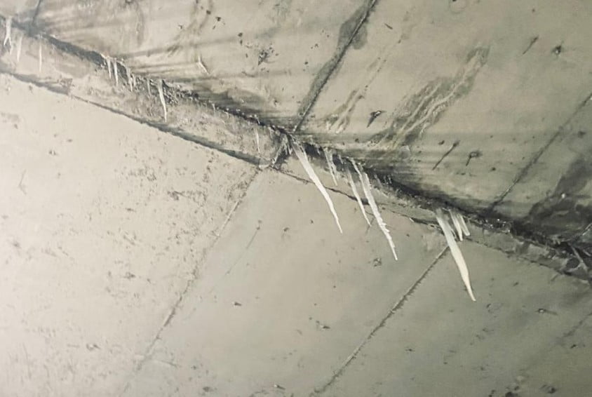 ESKİŞEHİR’DE ALT GEÇİTTE OLUŞAN BUZ SARKITININ SEYİR HALİNDEKİ ARACIN ÖN CAMINA DÜŞMESİ SONUCU ÖN...