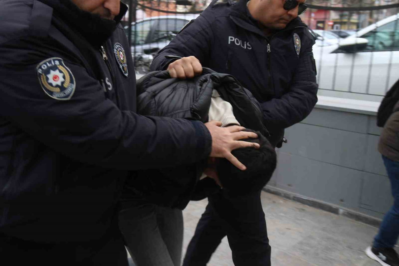 ESKİŞEHİR’DE BİR ARAÇLA YARIŞIRKEN İDARESİNDEKİ OTOMOBİL İLE 3 YAYAYA ÇARPARAK ÖLÜMLERİNE SEBEP...