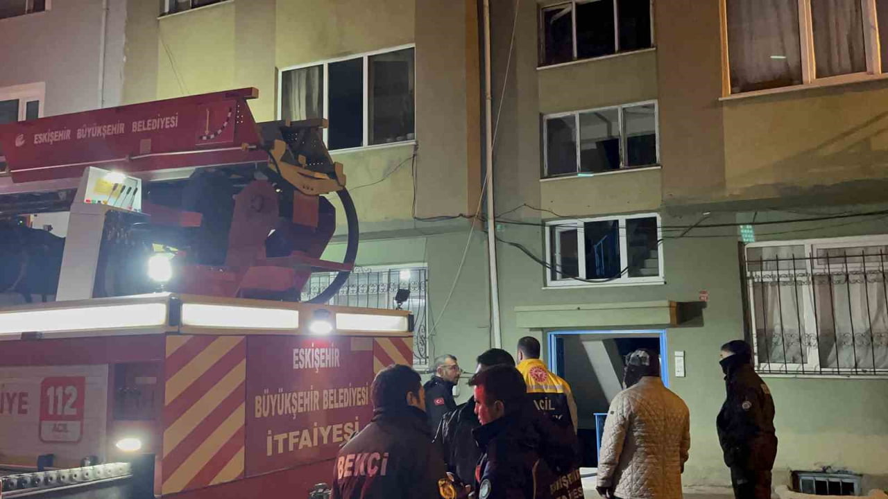 ESKİŞEHİR’DE BİR DAİREDE ÇIKAN YANGIN İTFAİYE EKİPLERİNCE KISA SÜREDE SÖNDÜRÜLÜRKEN, DÖRT KİŞİLİK...