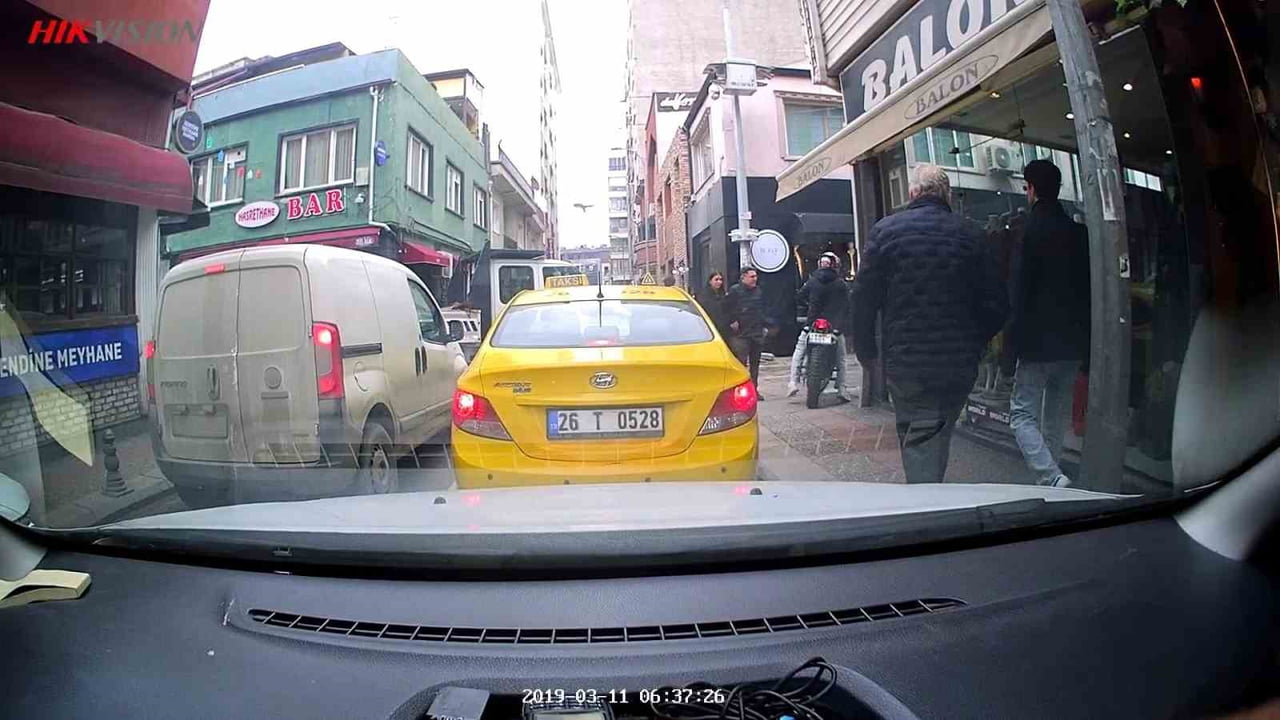 ESKİŞEHİR’DE BİR MOTOSİKLET SÜRÜCÜSÜ, KIRMIZI IŞIKTA BEKLEMEMEK İÇİN KALDIRIMA ÇIKARAK YAYA...