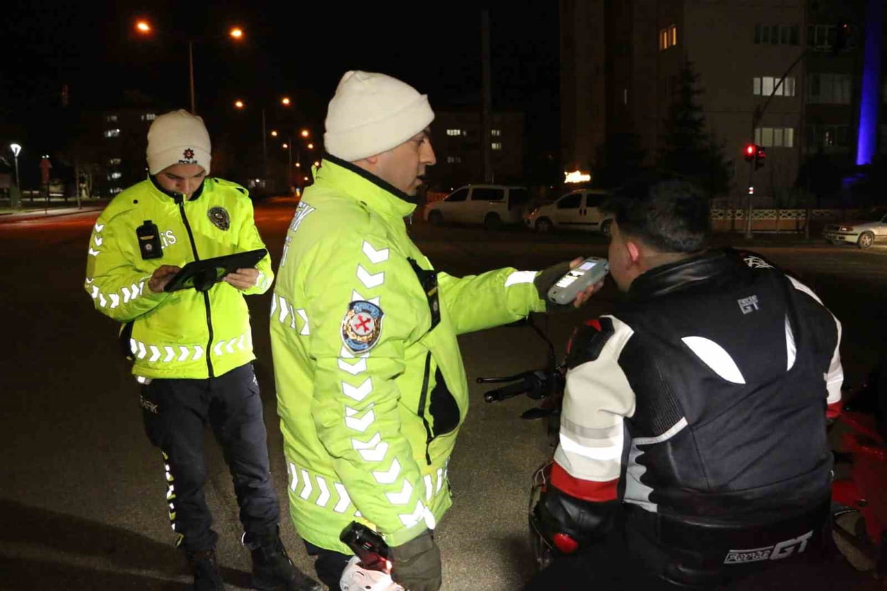 ESKİŞEHİR’DE ÇOK SAYIDA POLİSİN KATILIMIYLA GERÇEKLEŞTİRİLEN ASAYİŞ VE TRAFİK UYGULAMASINDA 502...