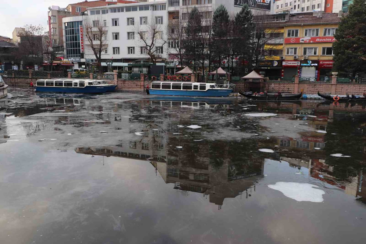 ESKİŞEHİR’DE GEÇTİĞİMİZ GÜNLERDE DONDURUCU SOĞUKLARIN ETKİSİYLE NEREDEYSE TAMAMEN BUZ TUTAN PORSUK...