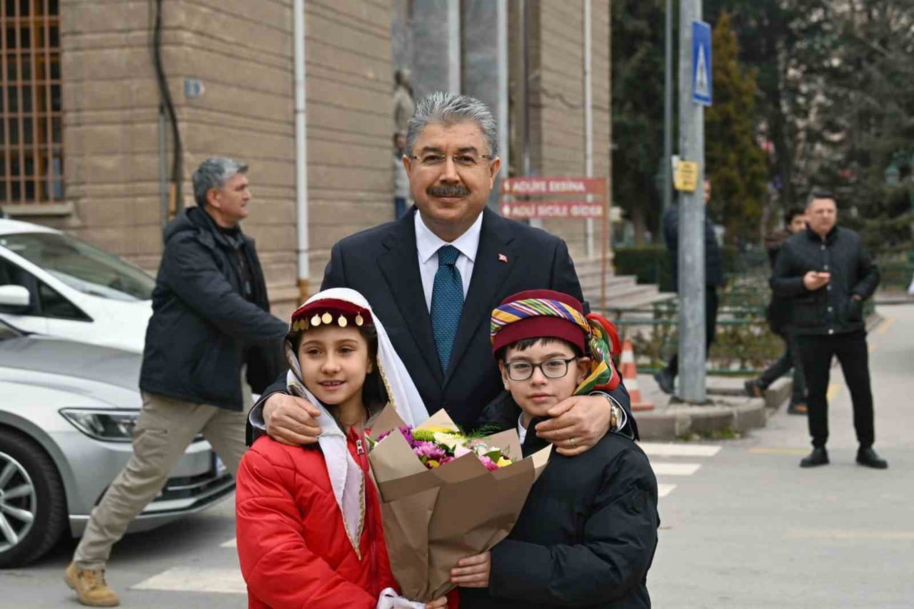 ESKİŞEHİR’DE GÖREVE BAŞLAYAN VALİ DR. ERDİNÇ YILMAZ, "ZİYARETLERİNİZDE ÇİÇEK VE BENZERİ HEDİYELER...