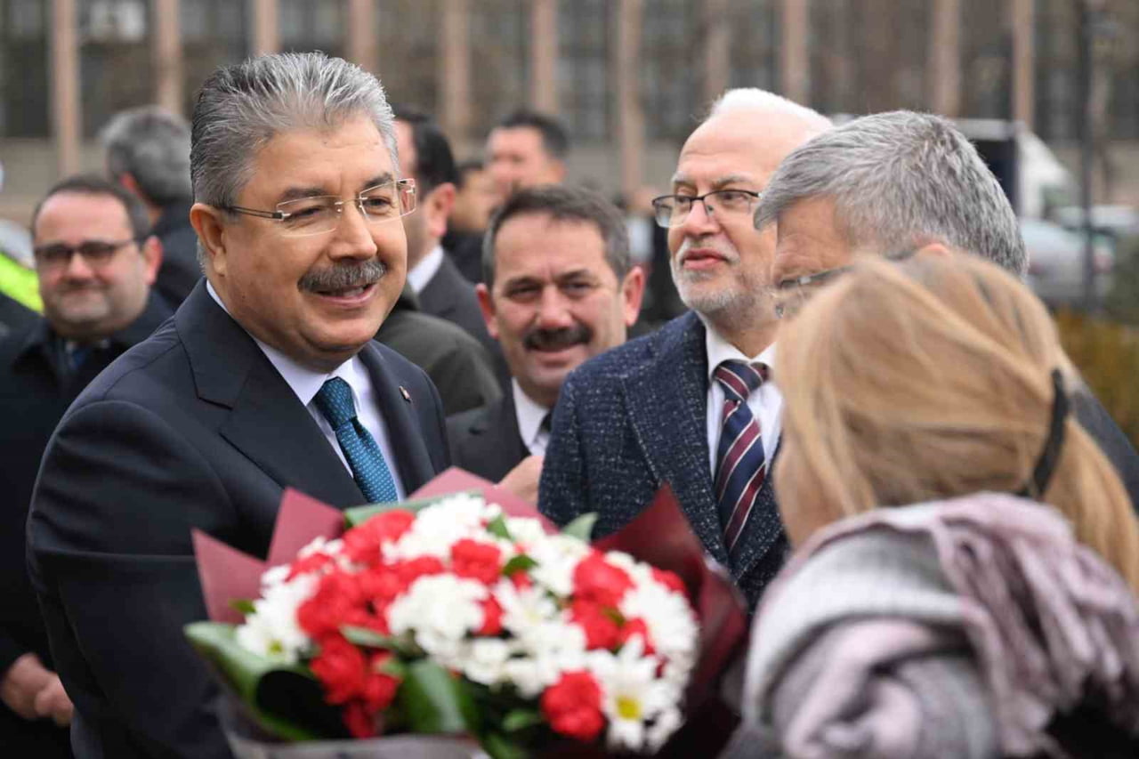 ESKİŞEHİR’DE GÖREVE BAŞLAYAN VALİ DR. ERDİNÇ YILMAZ, "ZİYARETLERİNİZDE ÇİÇEK VE BENZERİ HEDİYELER...
