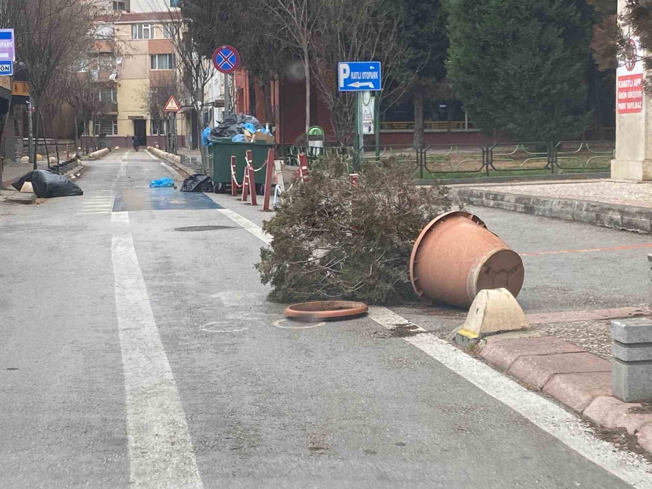 ESKİŞEHİR’DE SABAH SAATLERİNDEN İTİBAREN ETKİLİ OLAN FIRTINA, ÖĞLE SAATLERİNDE BAŞLAYAN YAĞMURLA...