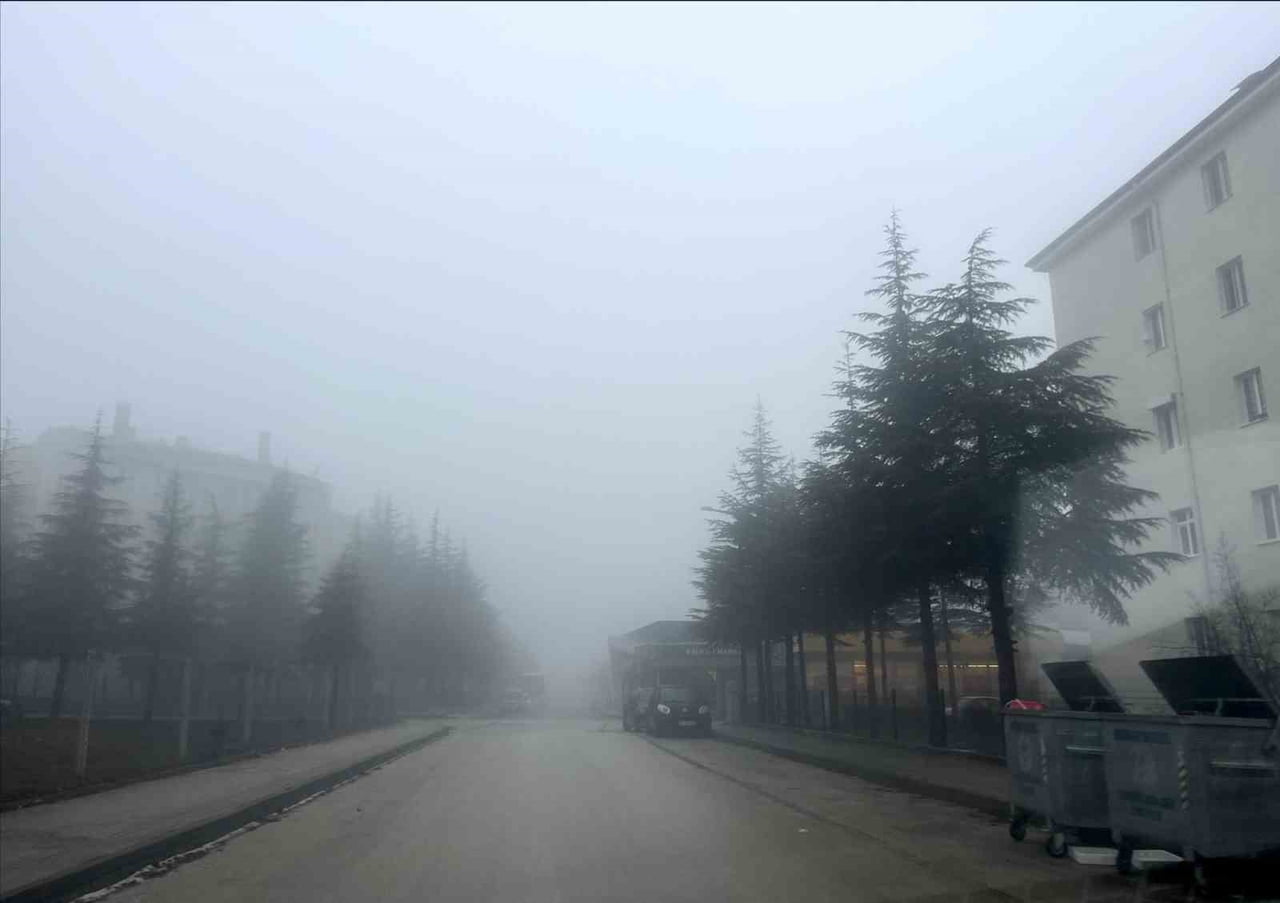 ESKİŞEHİR’DE SABAHIN ERKEN SAATLERİNDEN İTİBAREN ETKİSİNİ GÖSTEREN YOĞUN SİS, ÖZELLİKLE KENTİN...