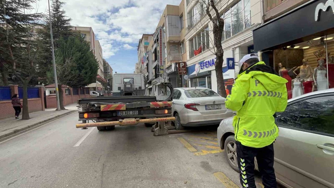 ESKİŞEHİR’DE TUR OTOBÜSLERİ VE ENGELİLER İÇİN AYRILAN ALANA PARK EDEN ARAÇLAR POLİS EKİPLERCE...