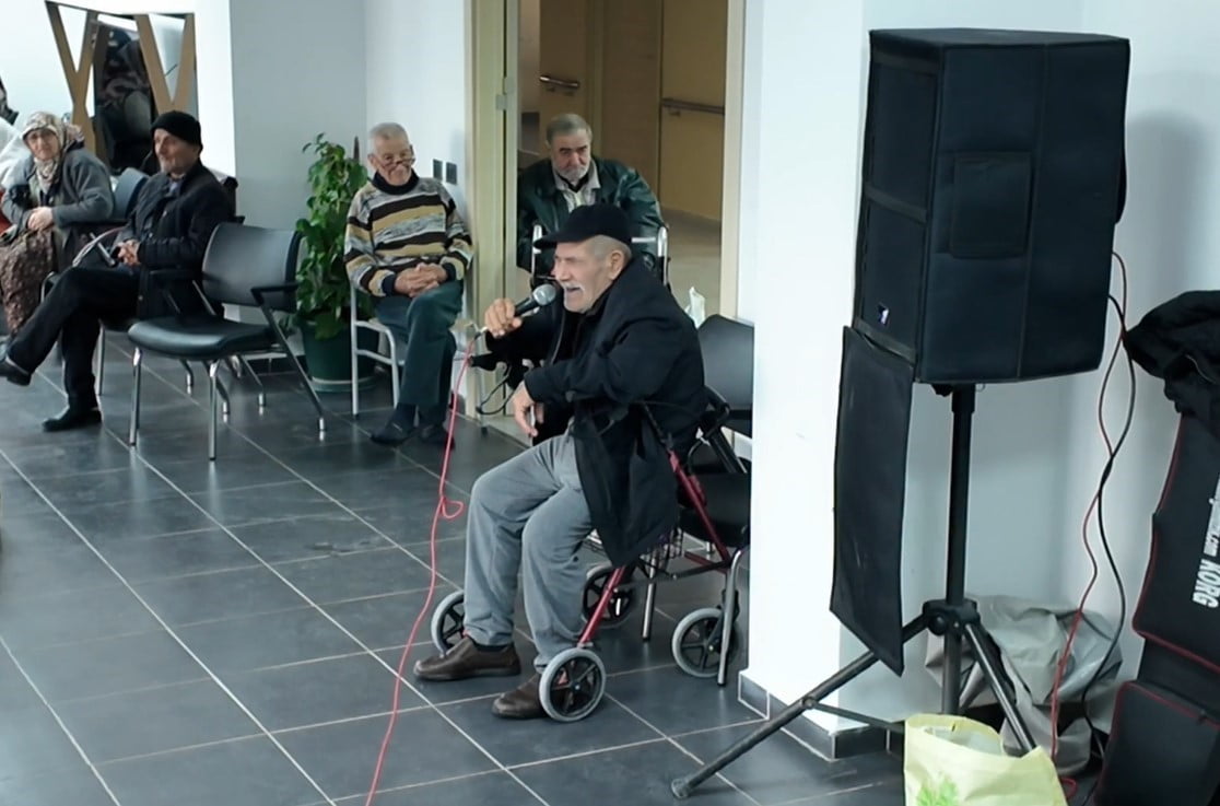 ESKİŞEHİR FETHİ YILMAZ SEZER EVİ'NDE KALAN YAŞLILAR, DÜZENLENEN KONSER SAYESİNDE KEYİFLİ VAKİT...