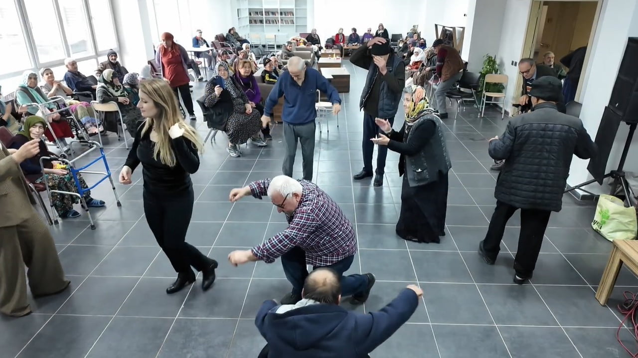 ESKİŞEHİR FETHİ YILMAZ SEZER EVİ'NDE KALAN YAŞLILAR, DÜZENLENEN KONSER SAYESİNDE KEYİFLİ VAKİT...