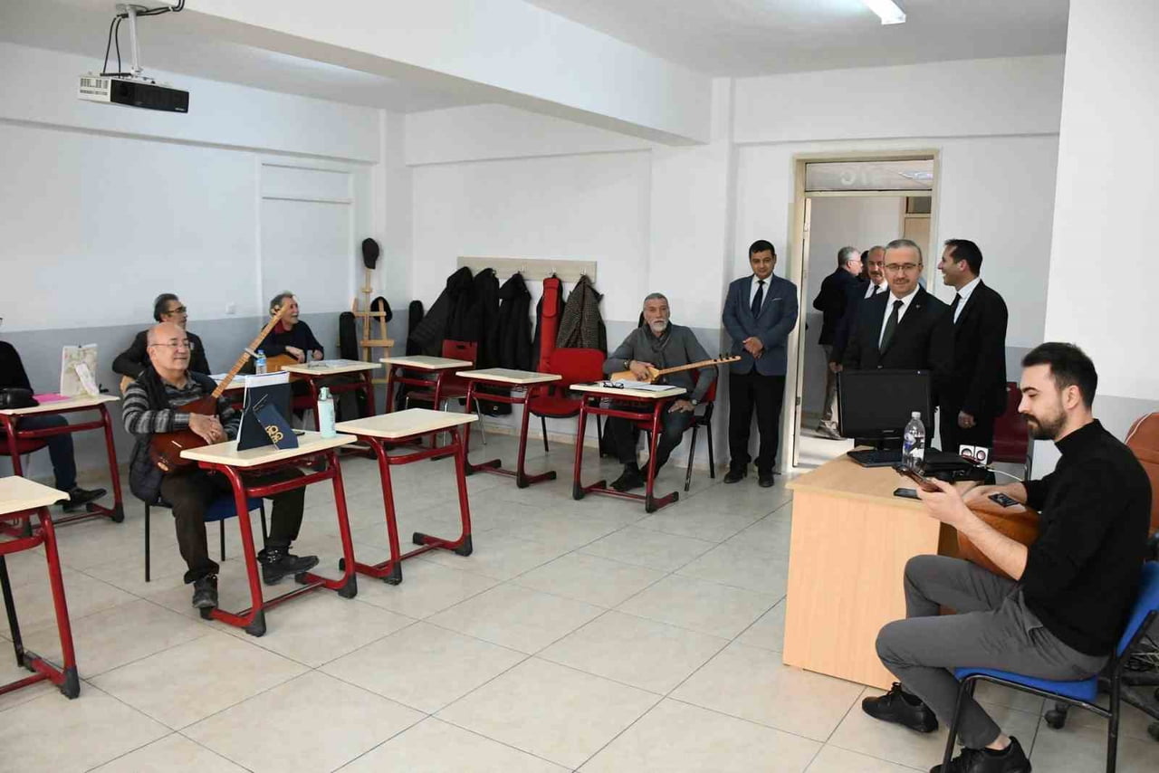 ESKİŞEHİR İL MİLLİ EĞİTİM MÜDÜRÜ SİNAN AYDIN, TEPEBAŞI HALK EĞİTİMİ MERKEZİ'NDEKİ ÇALIŞMALARLA...