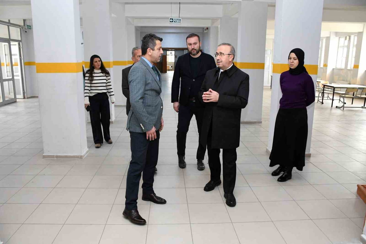 ESKİŞEHİR İL MİLLÎ EĞİTİM MÜDÜRÜ SİNAN AYDIN, YÜKÜMLÜLER TARAFINDAN TEMİZLENEN DEVLET MALZEME...