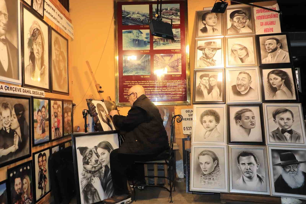 ESKİŞEHİR’İN SİMGE MEKANLARINDAN HALLER GENÇLİK MERKEZİ’NDE ÇEYREK ASIRDIR FIRÇASINI ELİNDEN...