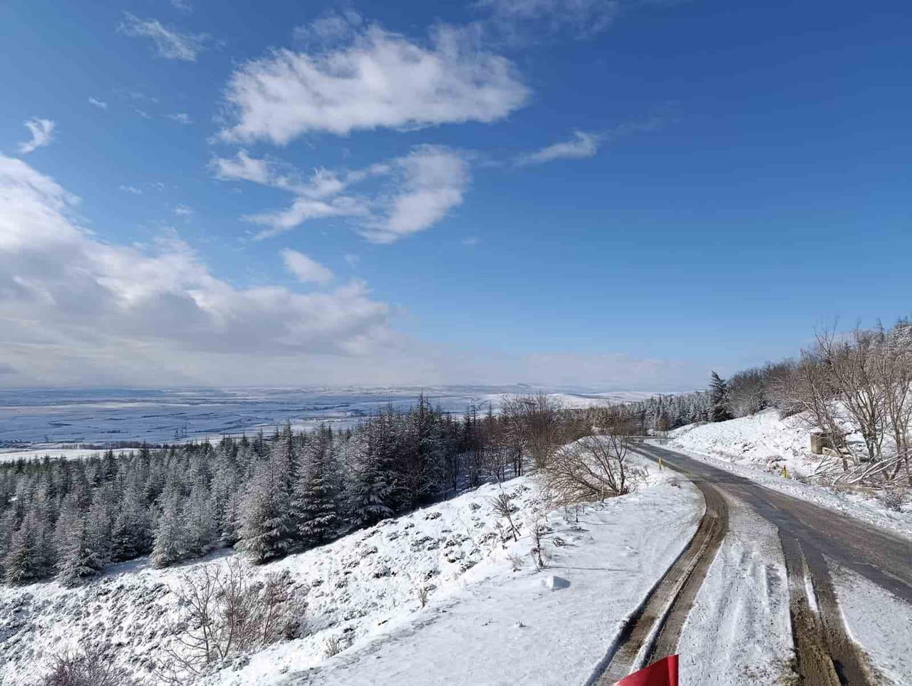 ESKİŞEHİR’İN YÜKSEK KESİMLERİNDE ETKİLİ OLAN KAR YAĞIŞI, BEKTAŞPINAR YOLUNDA EŞSİZ MANZARALAR...