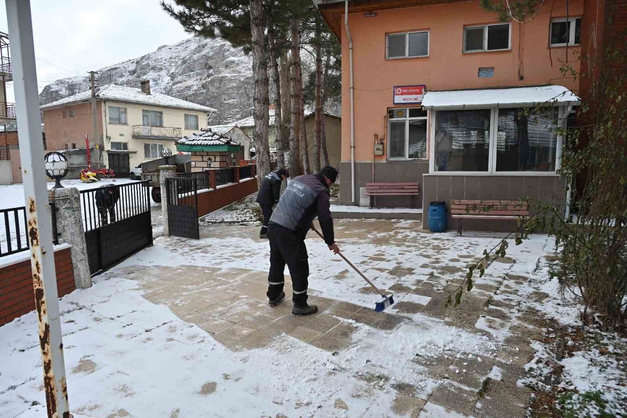 ESKİŞEHİR İNÖNÜ BELEDİYESİ, KIŞ MEVSİMİYLE BİRLİKTE ARTAN BUZLANMA RİSKİNE KARŞI İLÇE GENELİNDE...