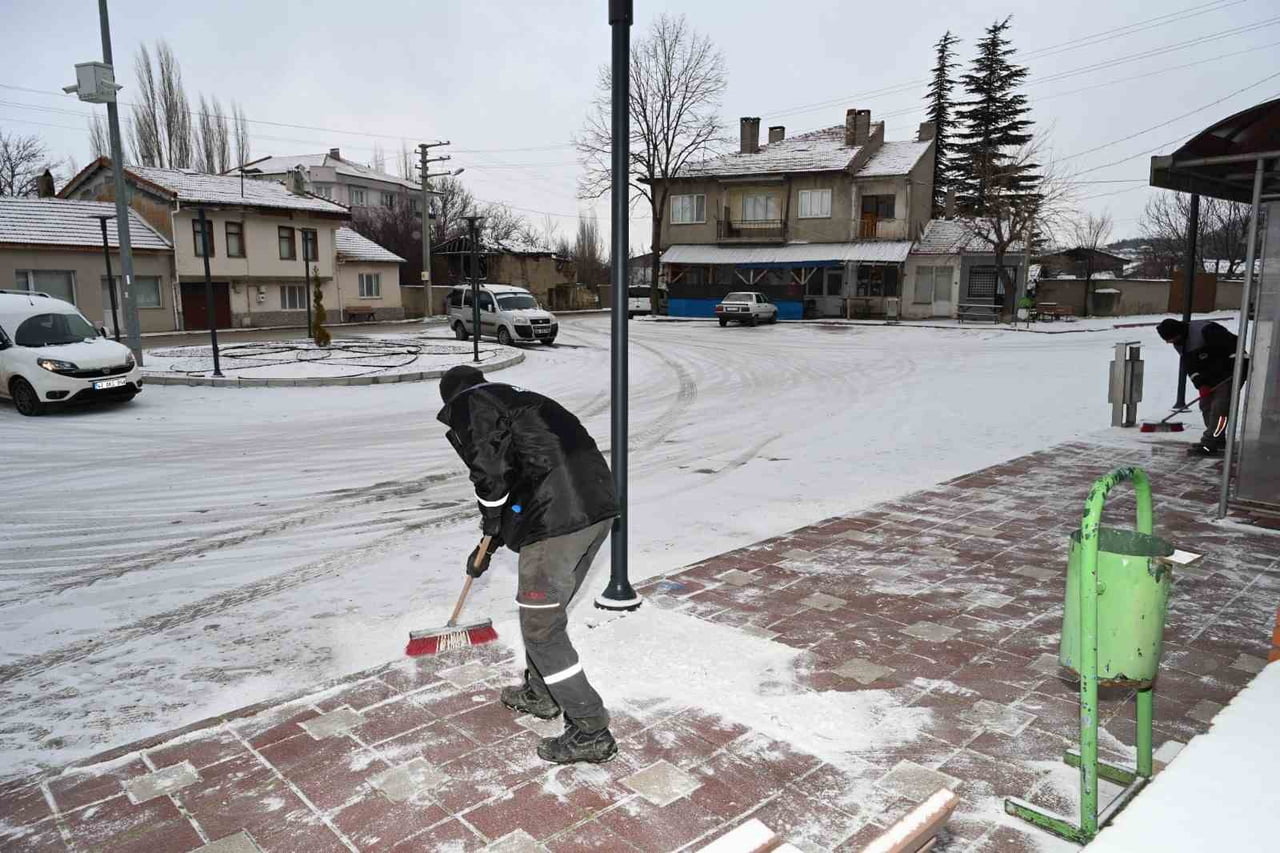 ESKİŞEHİR İNÖNÜ BELEDİYESİ, KIŞ MEVSİMİYLE BİRLİKTE ARTAN BUZLANMA RİSKİNE KARŞI İLÇE GENELİNDE...