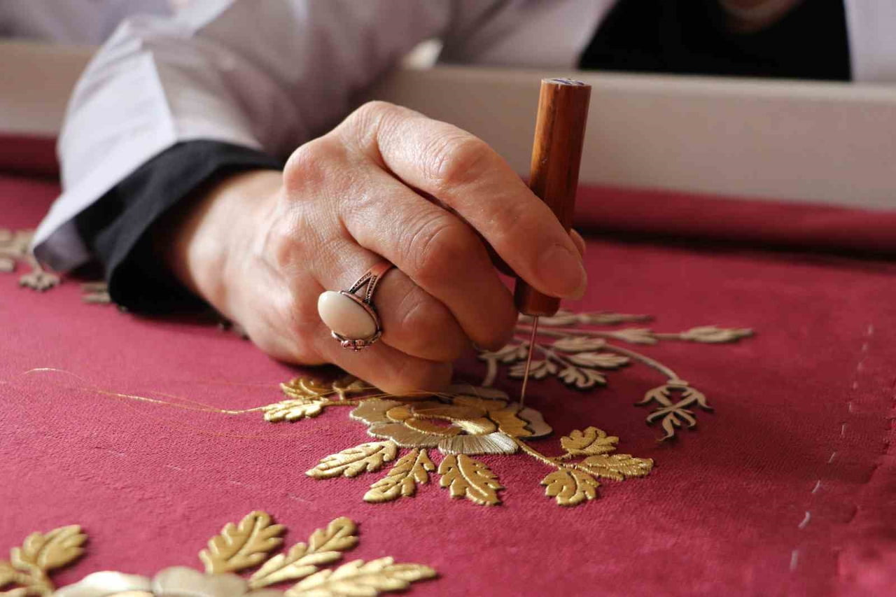 ESKİŞEHİR OLGUNLAŞMA ENSTİTÜSÜ'NDE KADINLAR, 2 YILDIR ÜZERİNDE ÇALIŞTIKLARI HAFSA AYŞE SULTAN'IN...