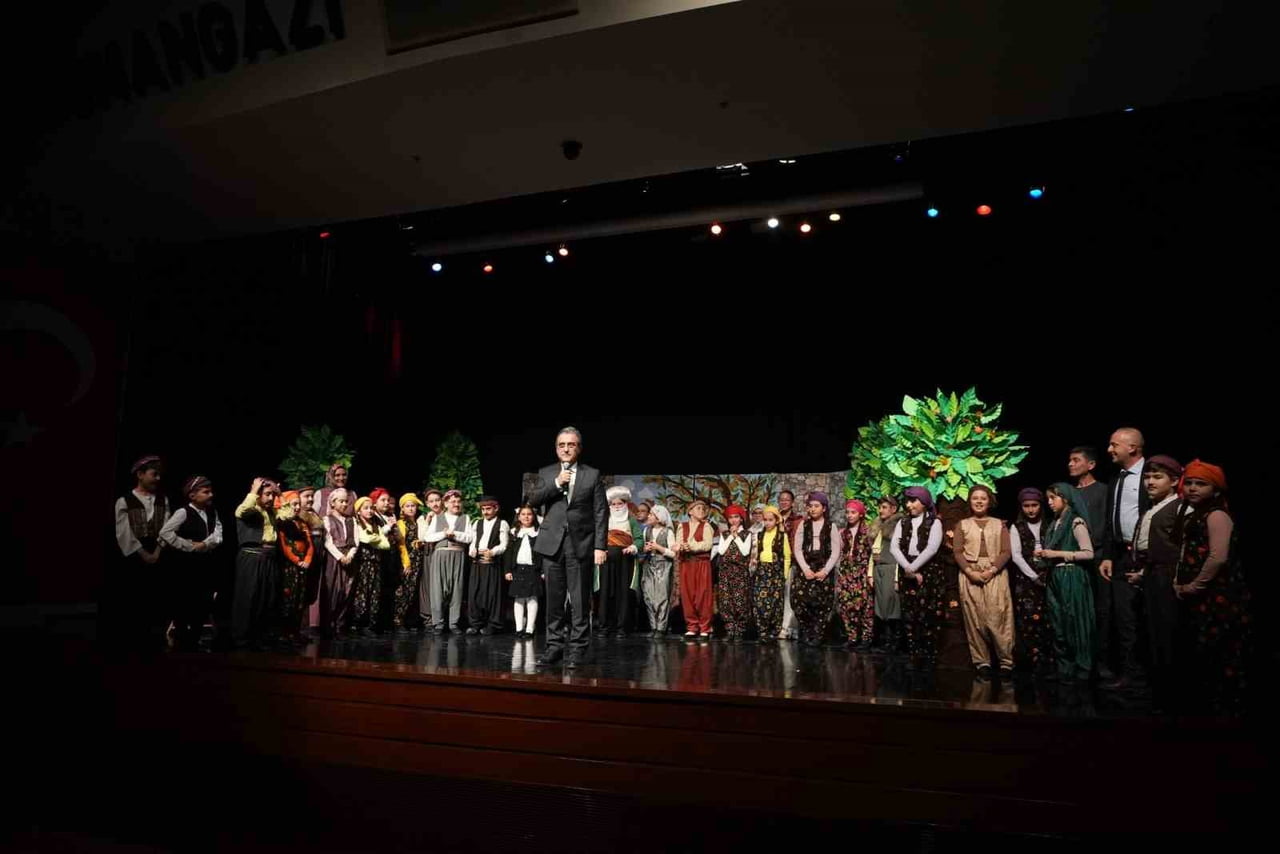 ESKİŞEHİR ŞEHİT SONER ÖZÜBEK OKULLARI TARAFINDAN SAHNELENEN “GÜLMEK SERBEST, AKIL ŞART” ADLI...