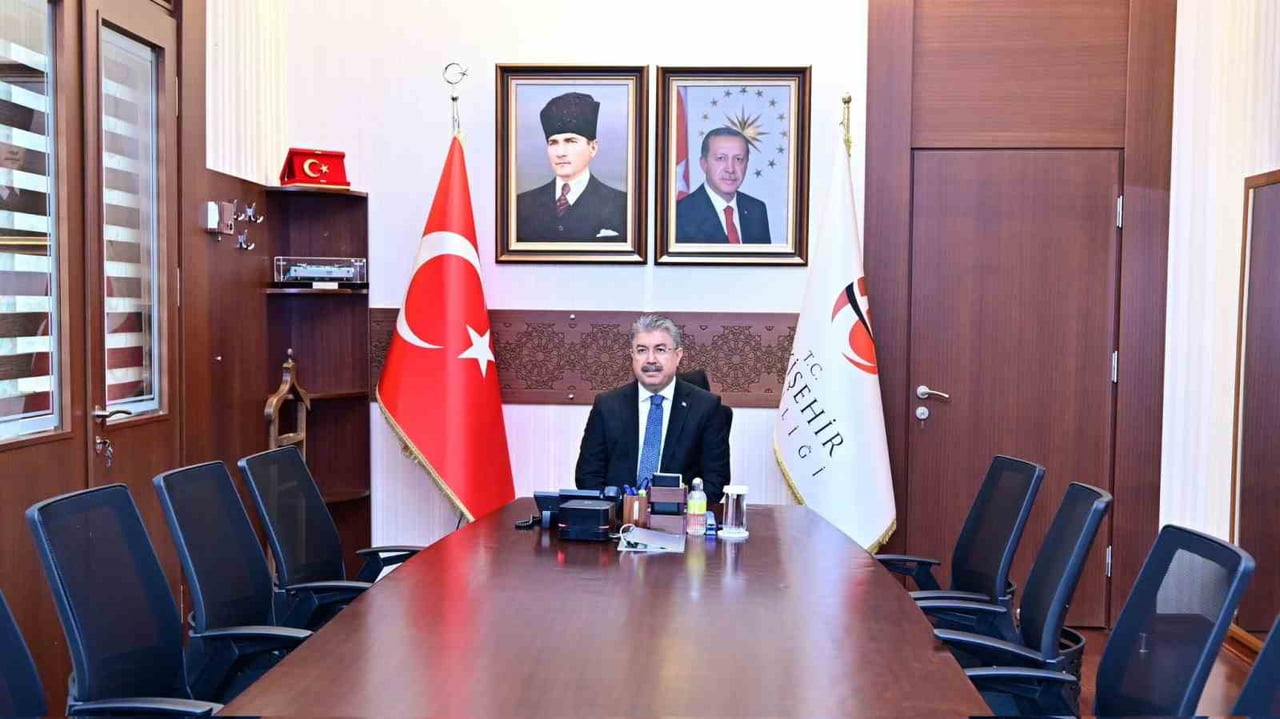 ESKİŞEHİR VALİSİ DR. ERDİNÇ YILMAZ, DÜZENSİZ GÖÇLE DAHA ETKİN MÜCADELE EDİLMESİ AMACIYLA VİDEO...