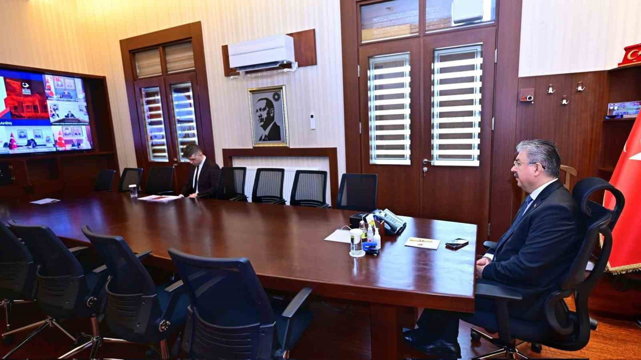 ESKİŞEHİR VALİSİ DR. ERDİNÇ YILMAZ, DÜZENSİZ GÖÇLE DAHA ETKİN MÜCADELE EDİLMESİ AMACIYLA VİDEO...