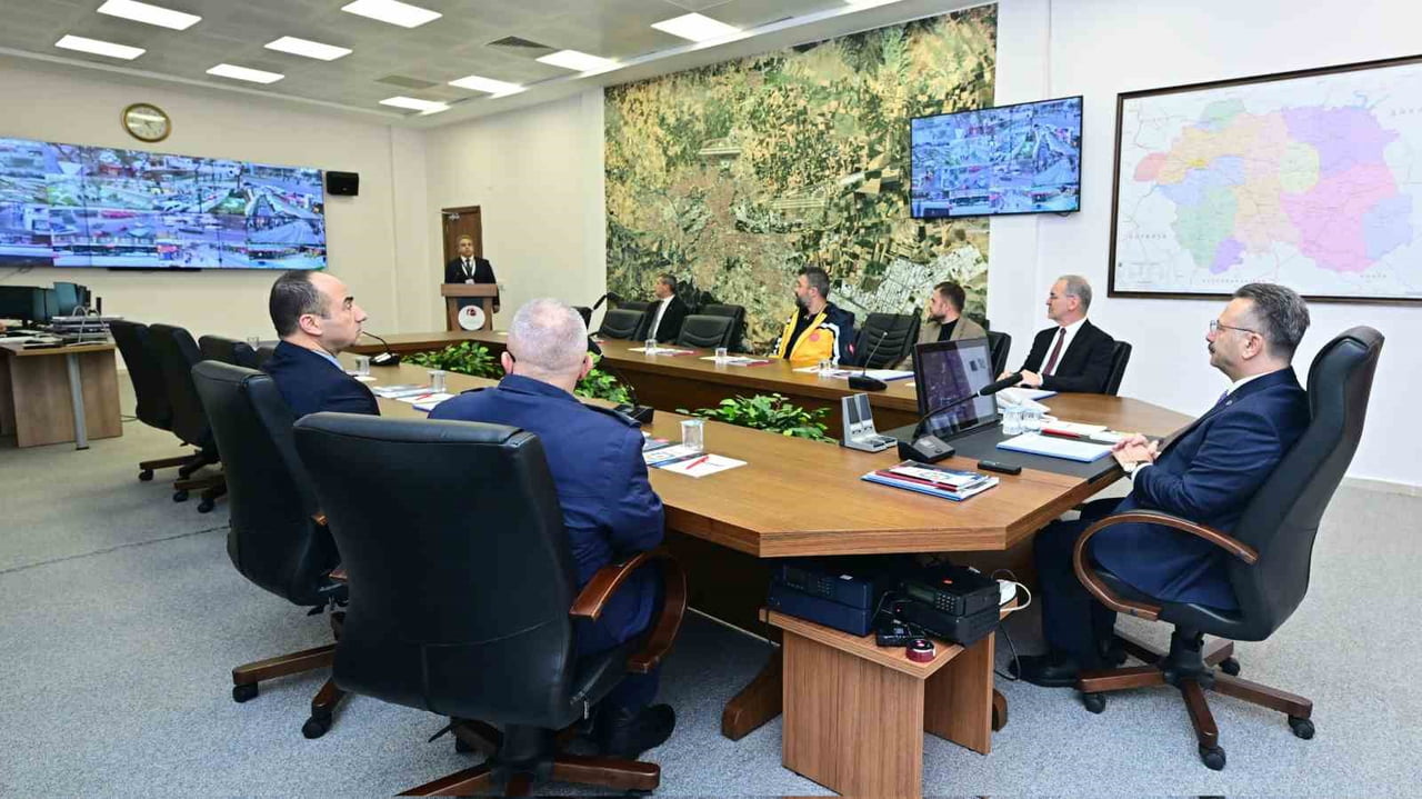 ESKİŞEHİR VALİSİ HÜSEYİN AKSOY VE BERABERİNDEKİLER, GÜVENLİK VE ACİL DURUMLAR KOORDİNASYON...