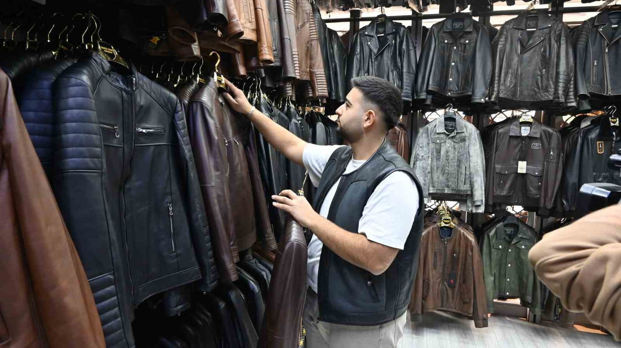 ESKİŞEHİRLİ DERİ USTASI MELİH GARİP, DERİ MONTLARIN HEM SAĞLIK AÇISINDAN HEM DE UZUN ÖMÜRLÜ...
