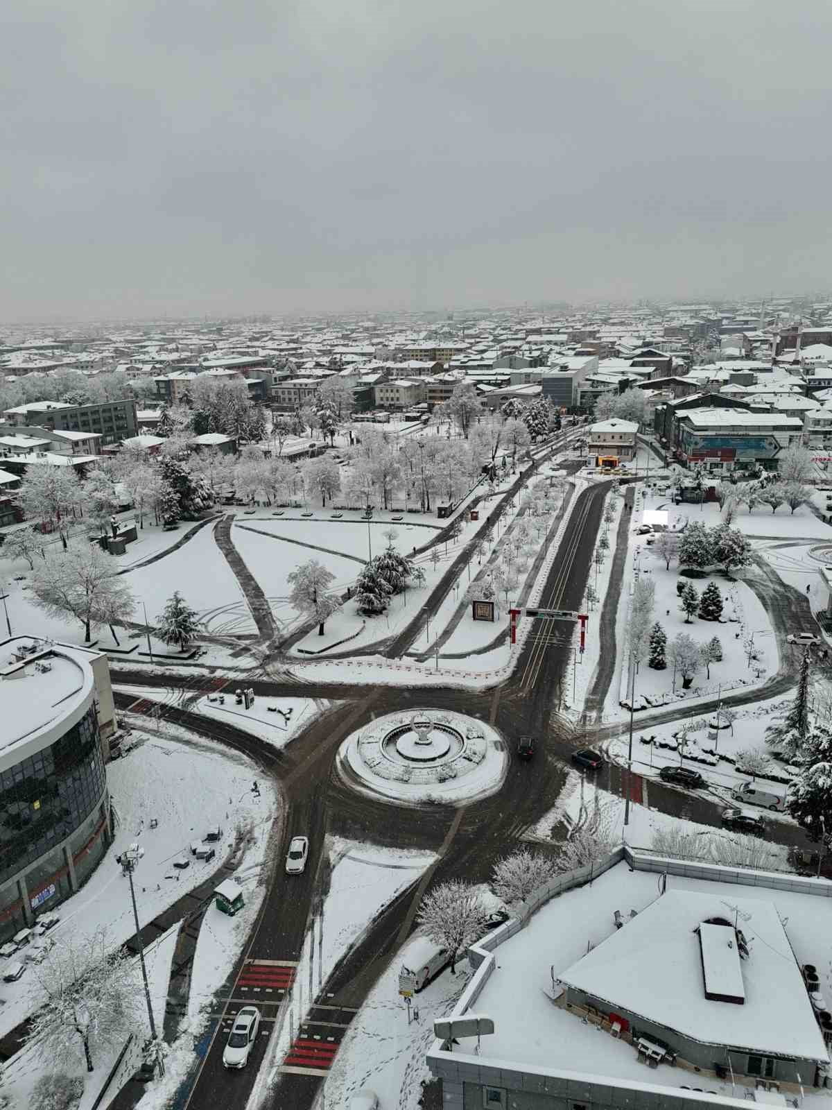 ETKİLİ OLAN KAR YAĞIŞIYLA BİRLİKTE DÜZCE, ADETA BEYAZ GELİNLİĞİNİ GİYEREK KARTPOSTALLIK...