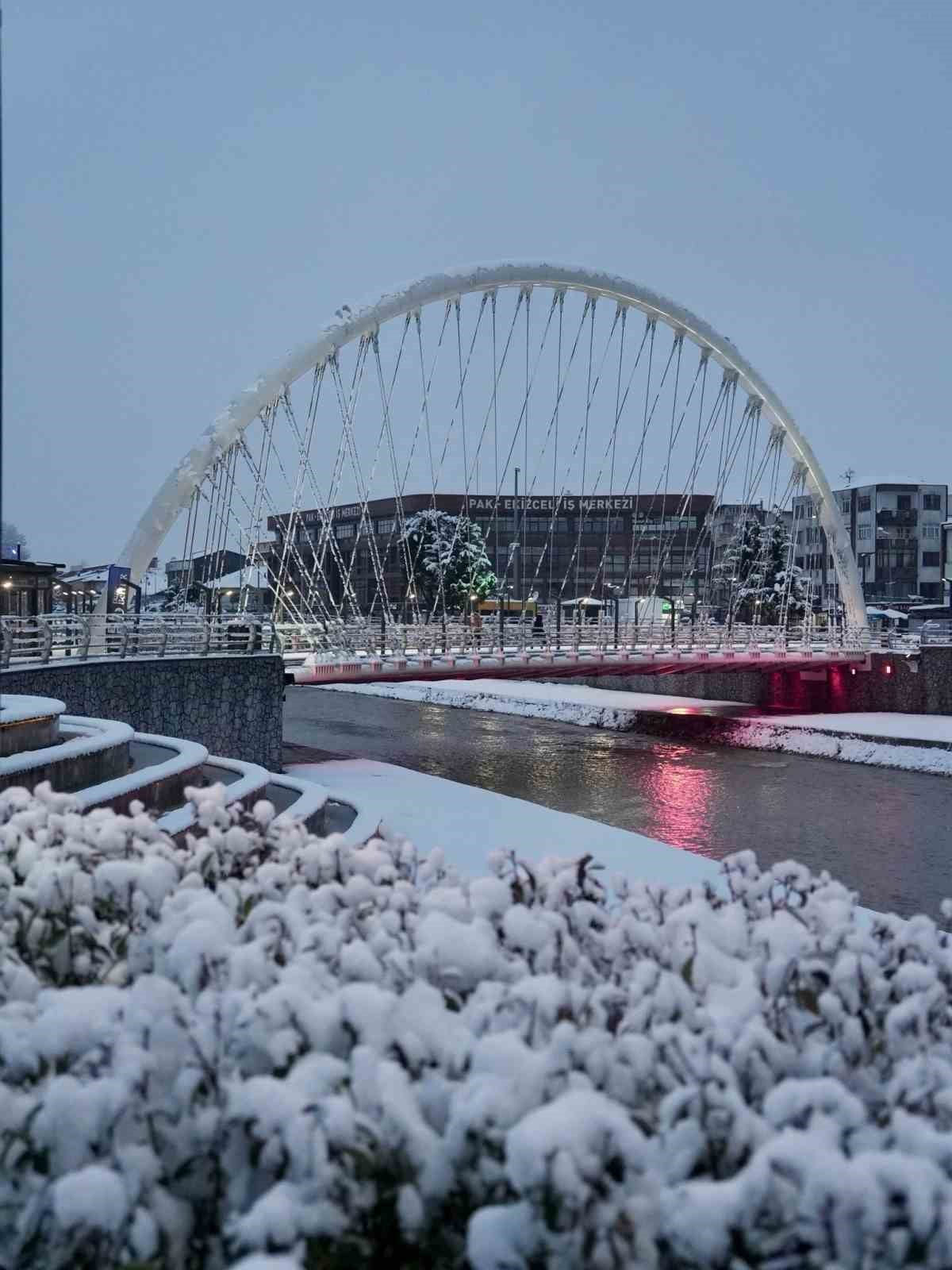 ETKİLİ OLAN KAR YAĞIŞIYLA BİRLİKTE DÜZCE, ADETA BEYAZ GELİNLİĞİNİ GİYEREK KARTPOSTALLIK...