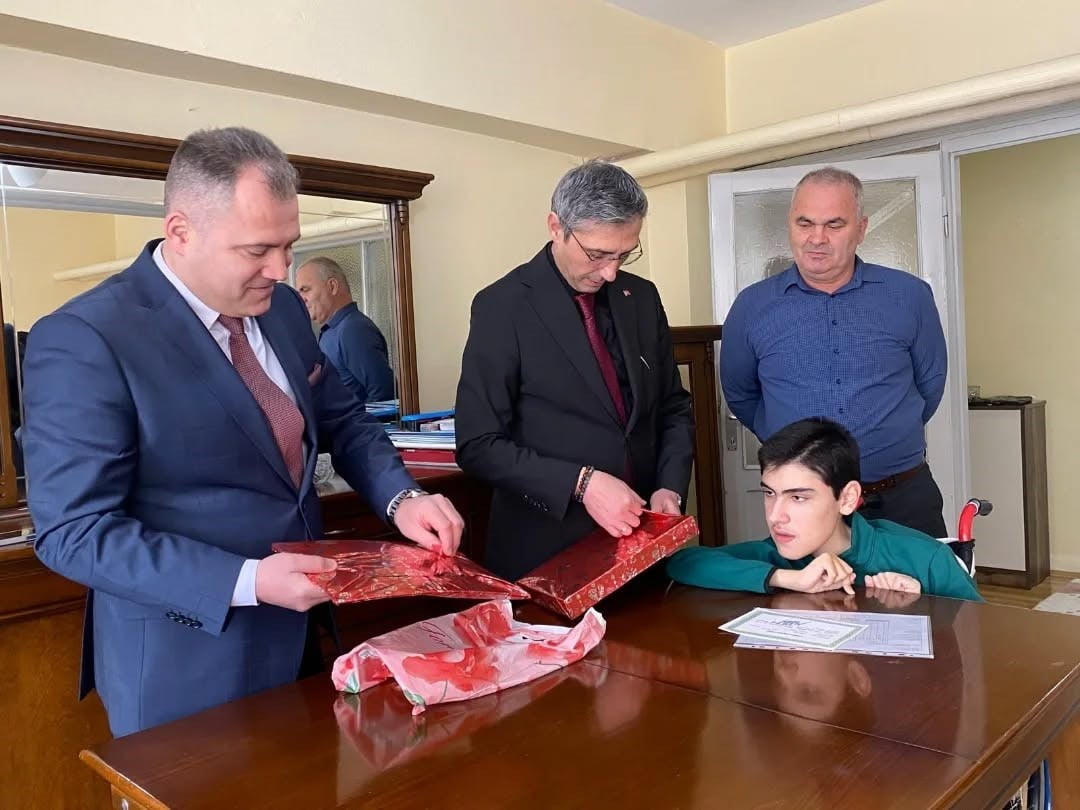 EVDE EĞİTİM ALAN ÖĞRENCİLER KARNELERİNİ KAHRAMAN’DAN ALDI