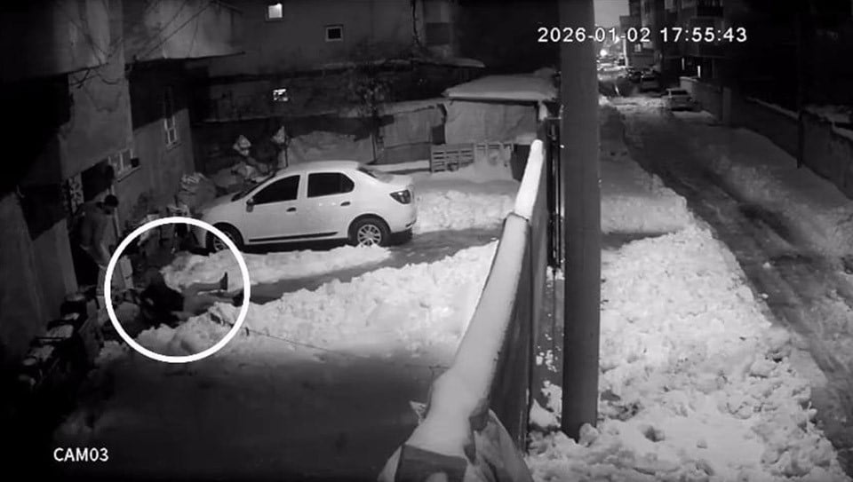 EVDEN DIŞARI ÇIKAN HANE SAKİNLERİNİN BUZ TUTAN ZEMİNDE ADIM ATAR ATMAZ KAYARAK YERE DÜŞTÜĞÜ ANLAR...