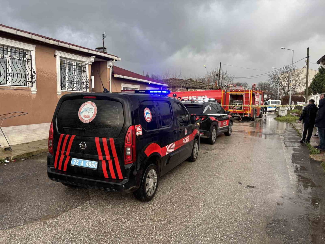 EVİ YANAN KADIN GÖZYAŞLARI İÇİNDE SİNİR KRİZİ GEÇİRDİ