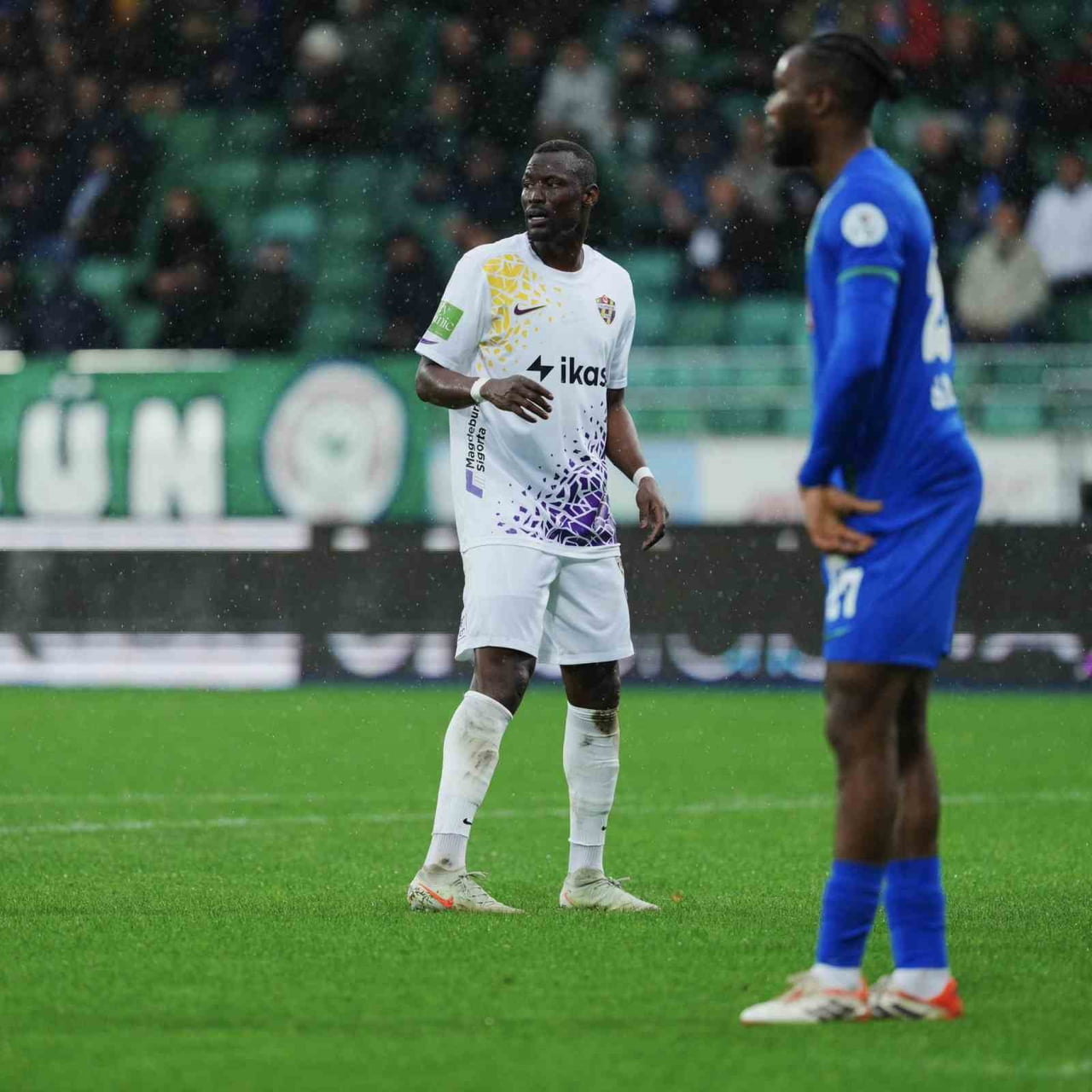 EYÜPSPOR, 33 YAŞINDAKİ SENEGALLİ FUTBOLCU MAME THİAM İLE YOLLARIN AYRILDIĞINI DUYURDU.