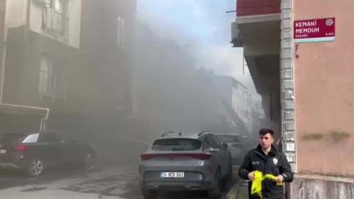 Fatih'te bir binada yangın paniği