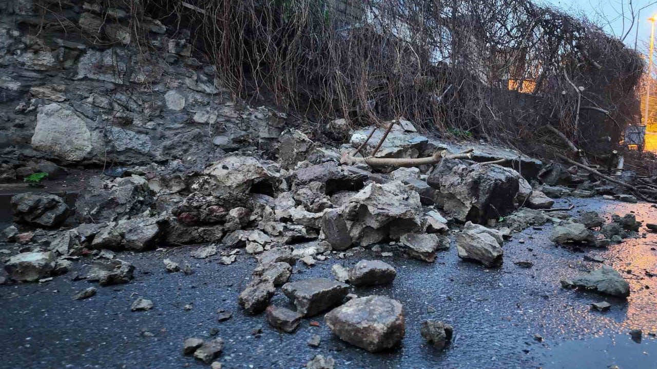 FATİH'TE SAĞANAK YAĞIŞIN ETKİSİYLE BİR İSTİNAT DUVARI SOKAĞA YIKILDI. İHBAR ÜZERİNE OLAY YERİNE...