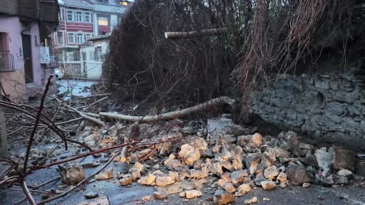 Fatih’te istinat duvarı çöktü