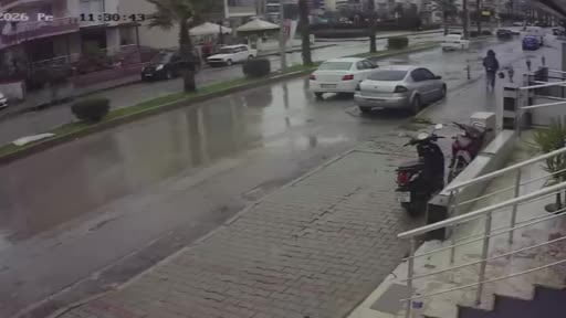 Feci kaza kamerada: Kontrolden çıkan otomobil apartman bahçesine uçtu: 1'i ağır 6 yaralı