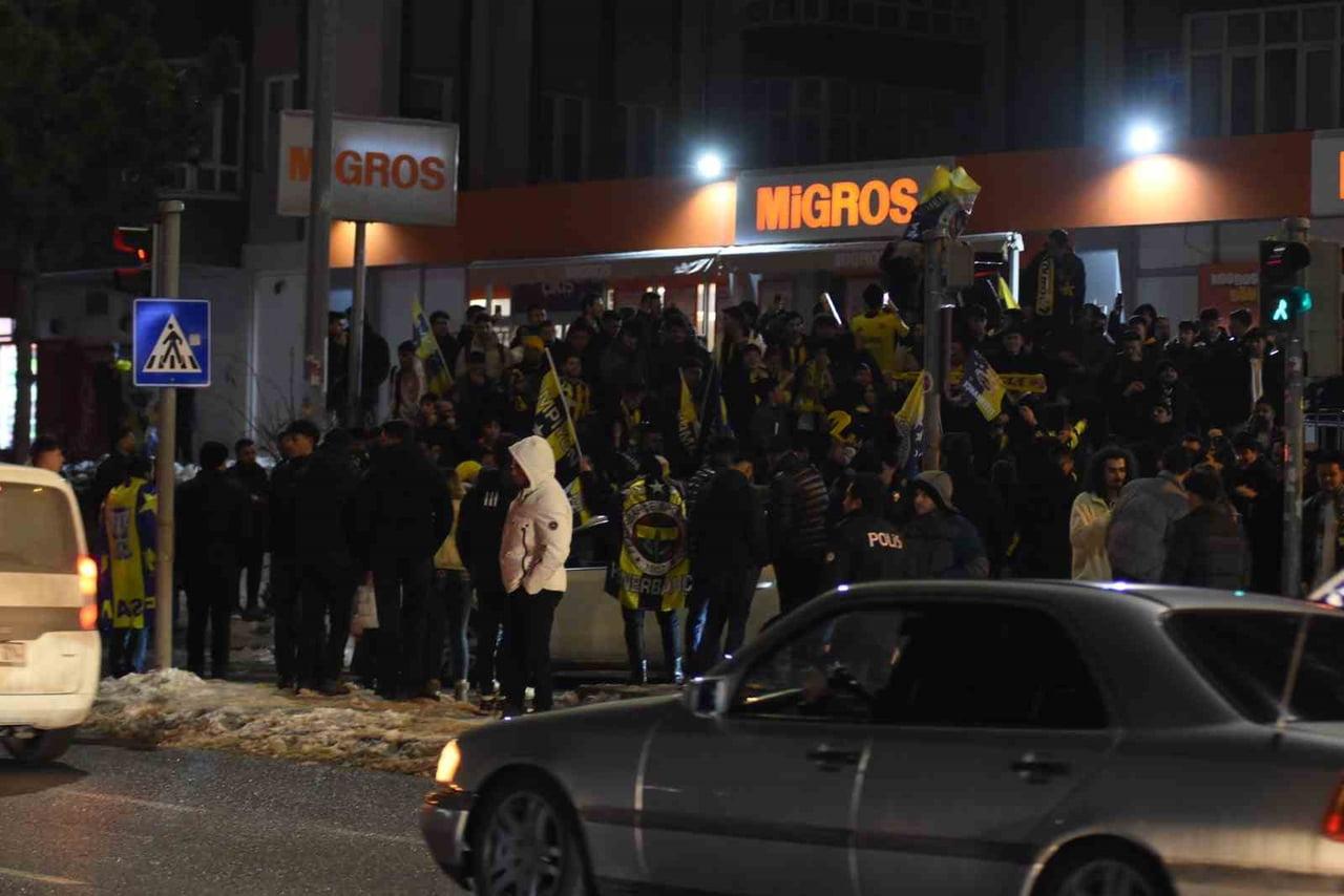 FENERBAHÇE’NİN SÜPER KUPA ZAFERİ KAYSERİ’DEKİ SARI-LACİVERTLİ TARAFTARLAR TARAFINDAN KUTLANDI....