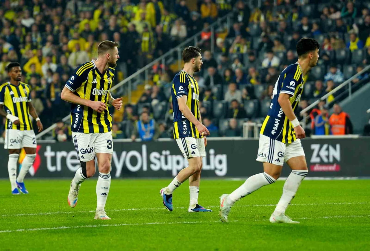 FENERBAHÇE, TRENDYOL SÜPER LİG'DE BU SEZON 3 MAÇ VE ÜZERİ ELDE ETTİĞİ GALİBİYET SERİLERİNİ...