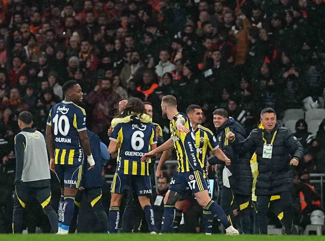 FENERBAHÇE,  TURKCELL SÜPER KUPA FİNALİNDE GALATASARAY’I 2-0 MAĞLUP EDEREK BU ORGANİZASYONDA 4....