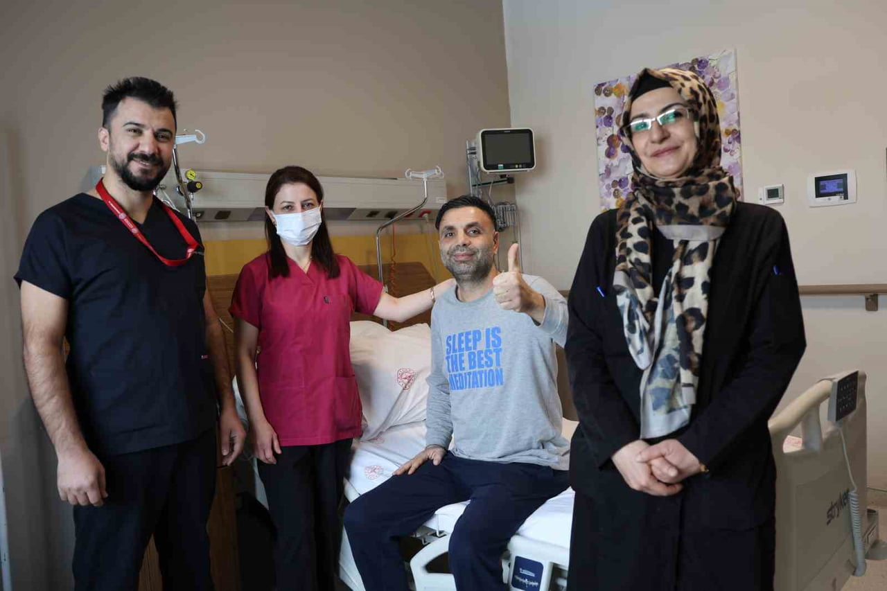 FETHİ SEKİN ŞEHİR HASTANESİ’NDE 45 YAŞINDAKİ HASTA, ACİL SERVİSTE YAKLAŞIK 50 DAKİKA SÜREN KALP...